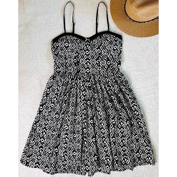 American Rag Dresses & Skirts - Vintage American Rag Cie Black and White Bustier Geometric A-Line Dress Small